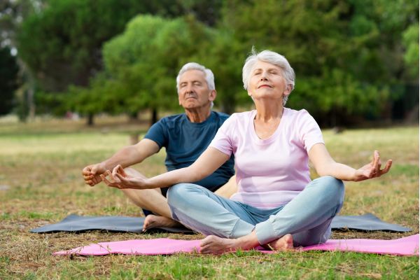 yoga exterieur homme femme bien-être