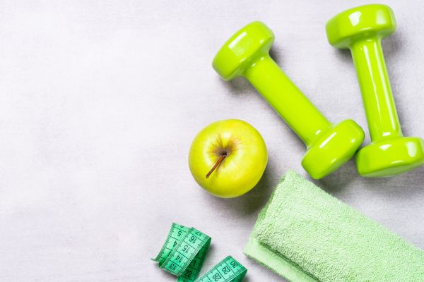 haltères vertes pomme serviette mètre