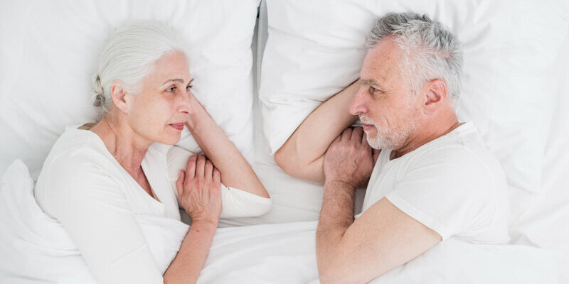 couple de personnes de 70 ans au lit
