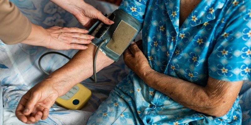 Hypertension après 60 ans : définition, causes, symptômes