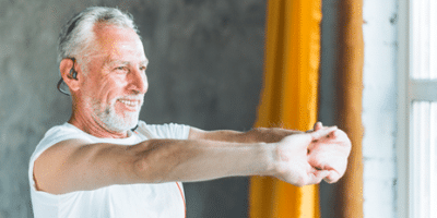 homme senior qui pratique de l'activité physique à la maison