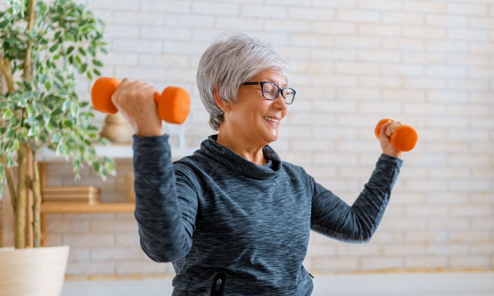 femme à lunettes pratiquant activité physique avec haltères