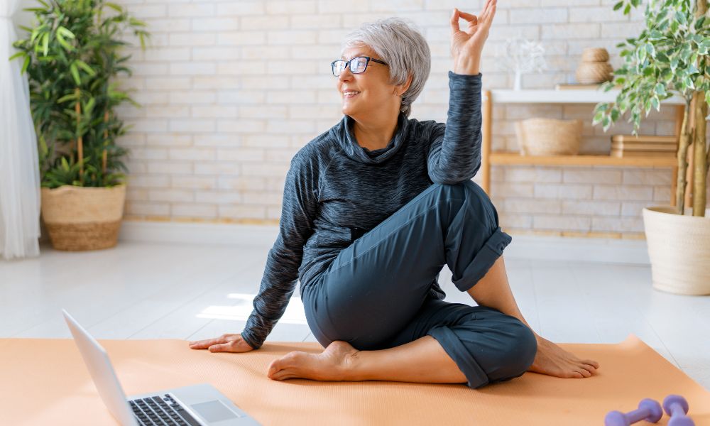 femme à lunettes pratiquant activité physique depuis son domicile