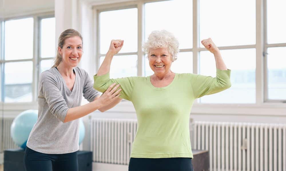 femme qui montre ses biceps