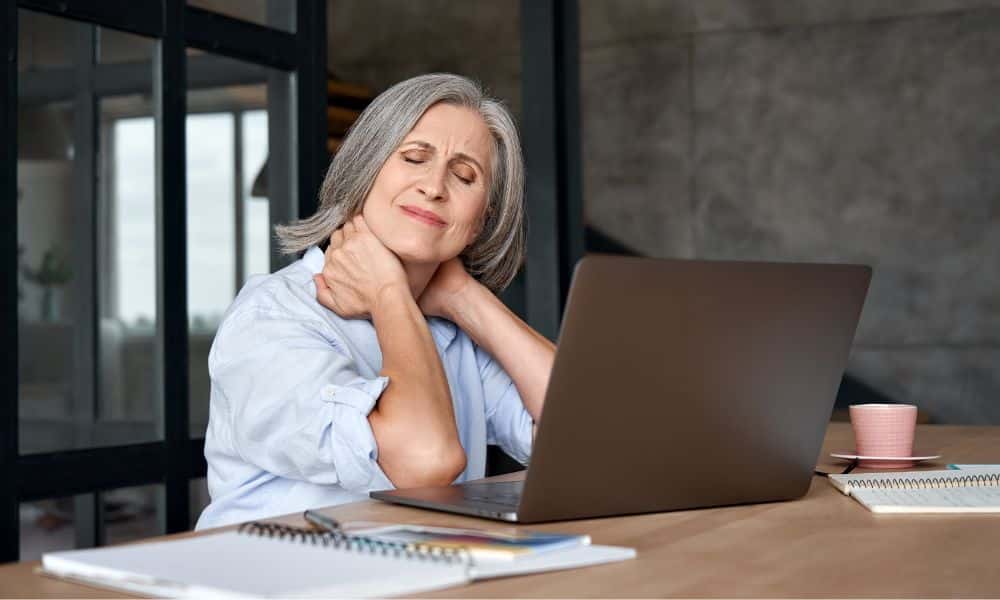 femme sur ordinateur souffre cervicales