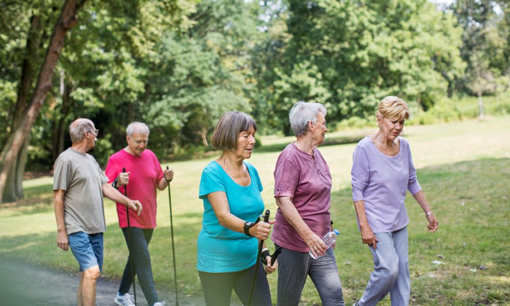 groupe de marche dans un parc