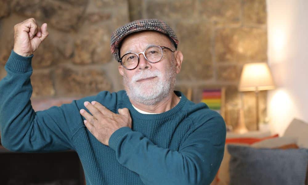 homme qui montre ses biceps