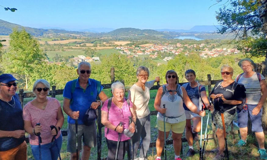 groupe de marche nordique avec beau paysage