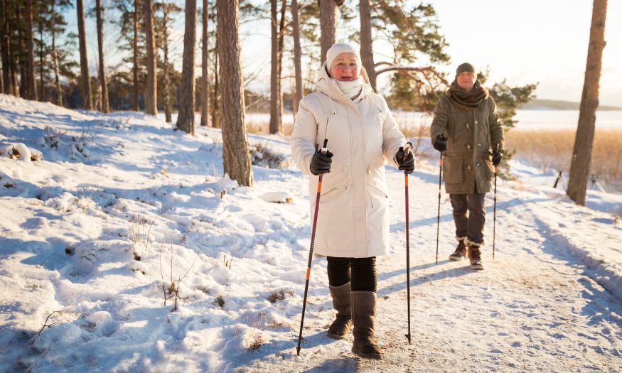 un homme et une femme marche nordique neige