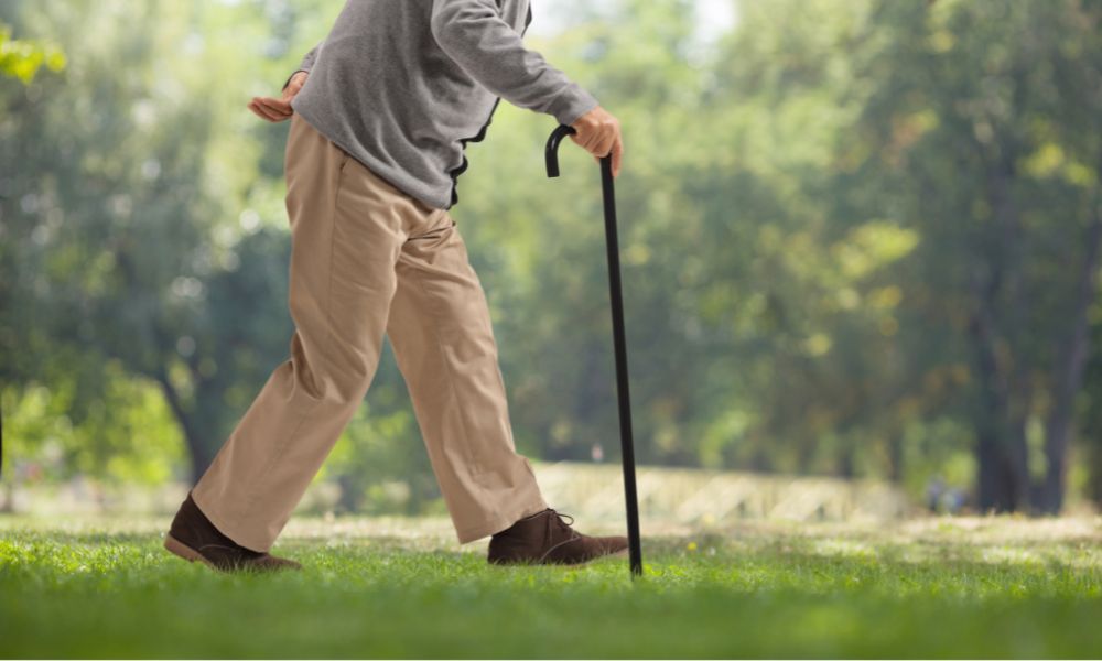 marcher avec une canne