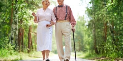 couple de seniors qui marche dans un parc