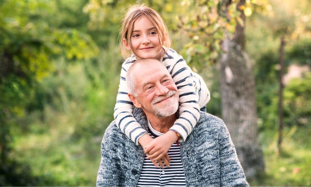 petite fille autour du cou de son grand pere