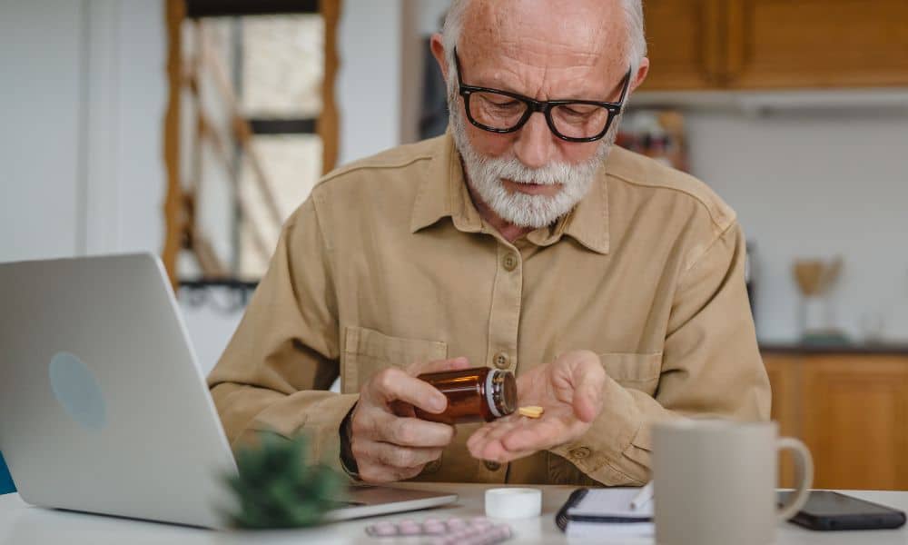 prise de medicament homme senior