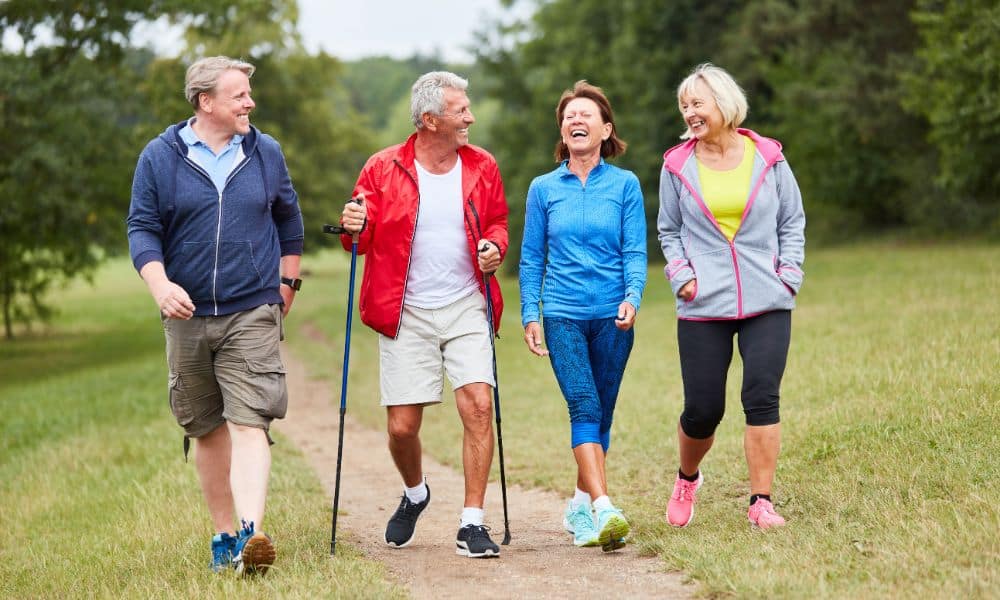 quatre amis marchent ensemble