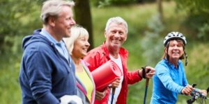 seniors sport exterieur marche velo football gym