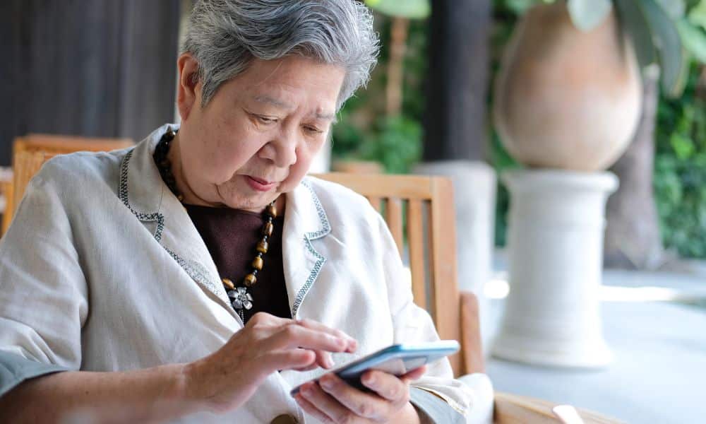 téléphone à portée de main AVC