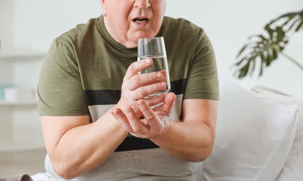 tenir un verre parkinson