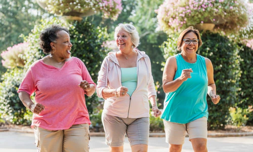 trois femmes marchent ensemble pour maigrir
