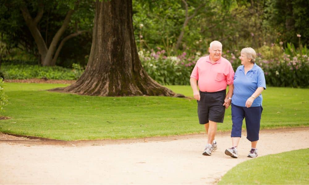 une femme et un homme en surpoids marchent ensemble