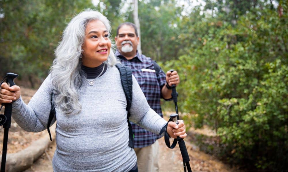 une femme et un homme marchent ensemble
