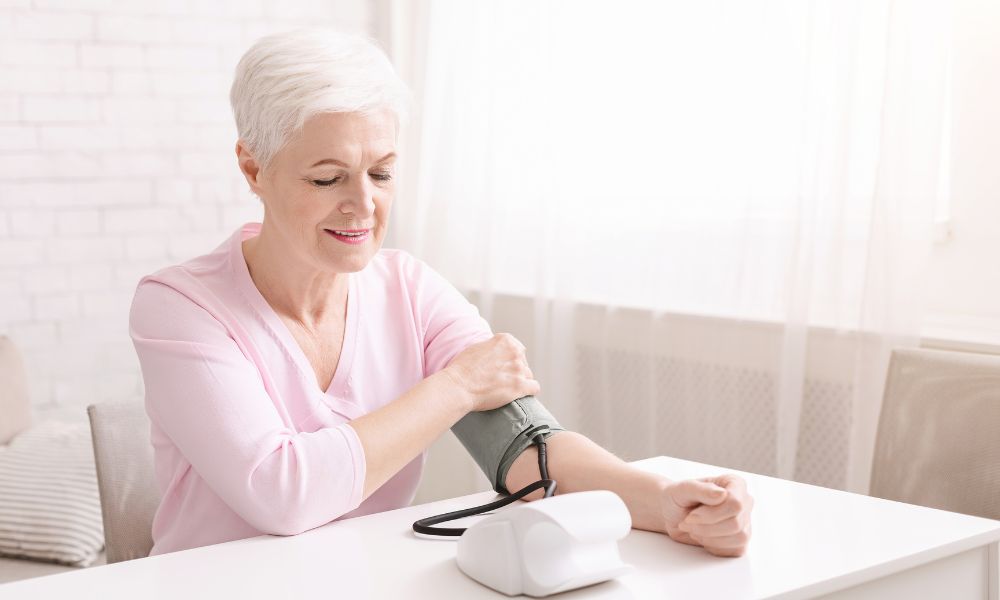 une femme mesure sa tension