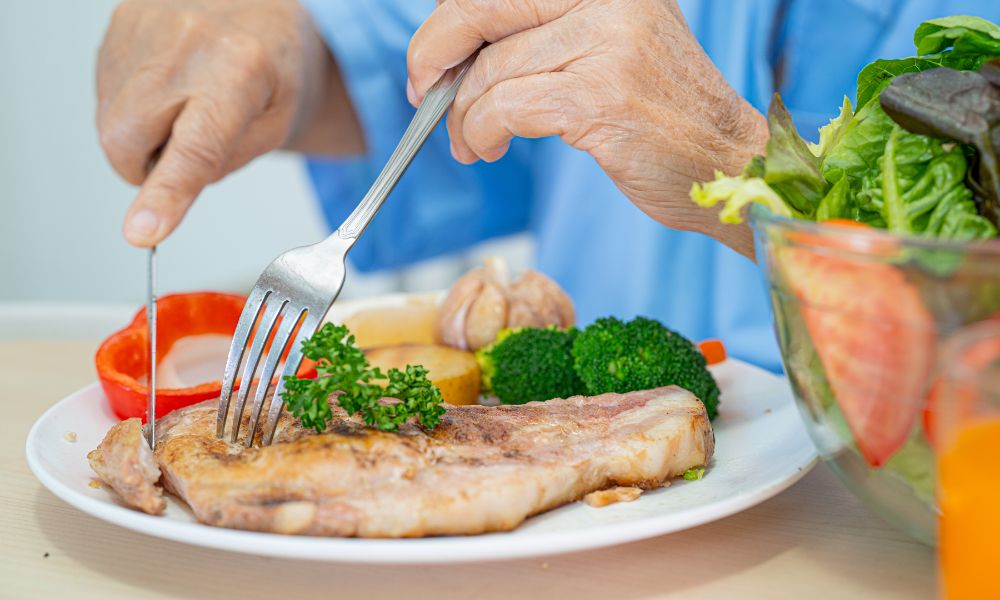une personne âgée mange équilibré